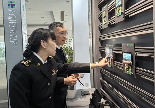 江苏南京海关关员在AEO培育企业了解企业管理情况 江苏南京海关关员在AEO培育企业了解企业管理情况