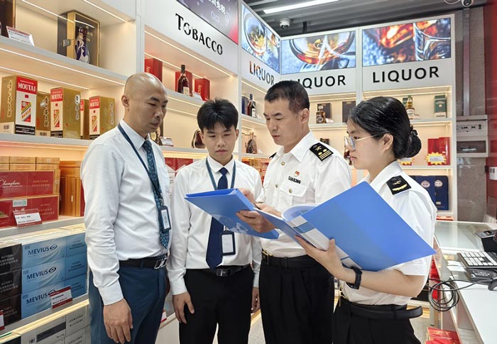 广州会展中心海关关员在广州琶洲口岸出境免税店宣讲海关政策