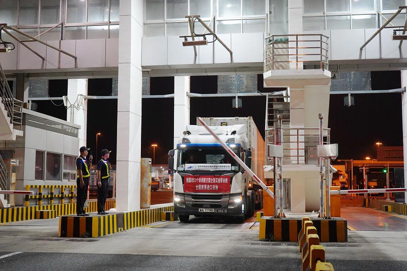深圳湾海关关员在进口货运通道保障该货车高效快速通关