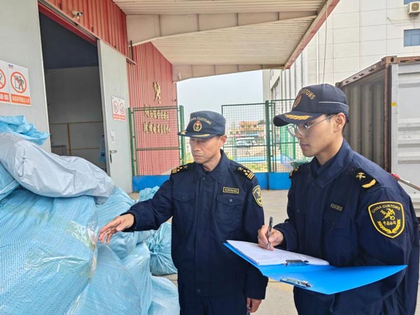 海关关员查验跨境出口商品