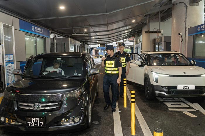 拱北海关所属港珠澳大桥海关关员快速验放“北上”澳门单牌车