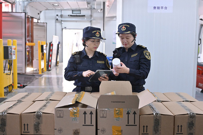 关员对首批进口化妆品电子标签试点产品实施现场检查作业 关员对首批进口化妆品电子标签试点产品实施现场检查作业