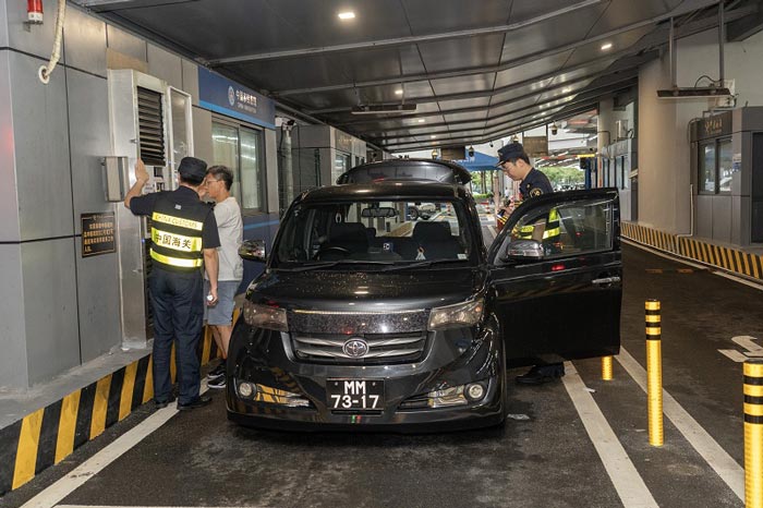 关员验放“北上”澳门单牌车