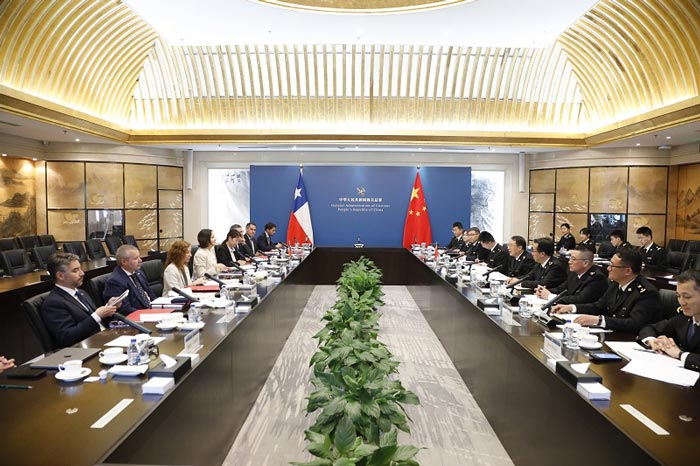海关总署副署长吴海平会见智利国际经济关系副部长埃斯特韦斯