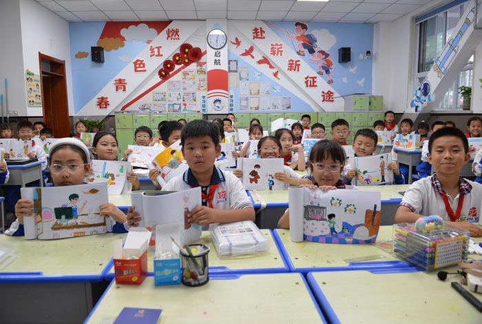 title="1779988821455509.jpg" alt="2026052808301583149.jpg"/><br />图为:学生展示绘制完成的生物安全科普漫画 title="1779988821455509.jpg" alt="2026052808301583149.jpg"/><br />图为:学生展示绘制完成的生物安全科普漫画