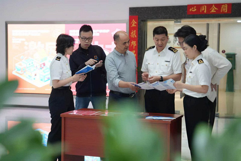 关员为AEO企业代表开展通关便利政策宣讲 关员为AEO企业代表开展通关便利政策宣讲