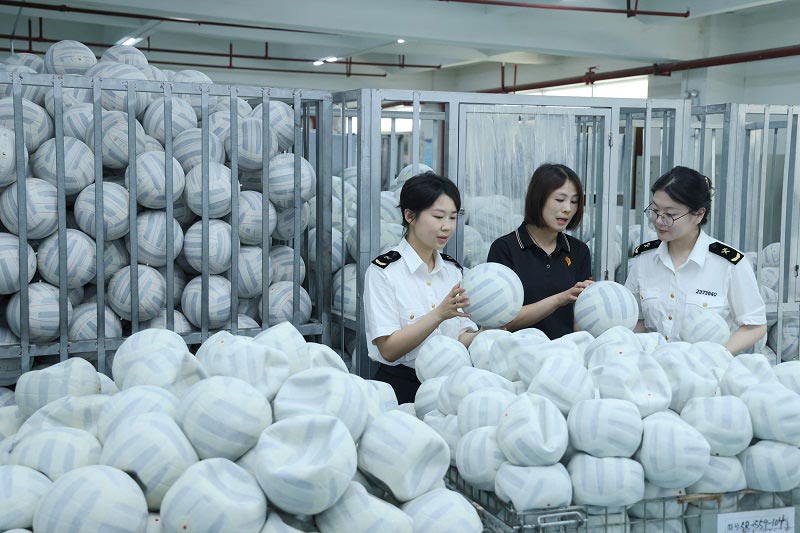 关员在体育用品生产企业开展调研