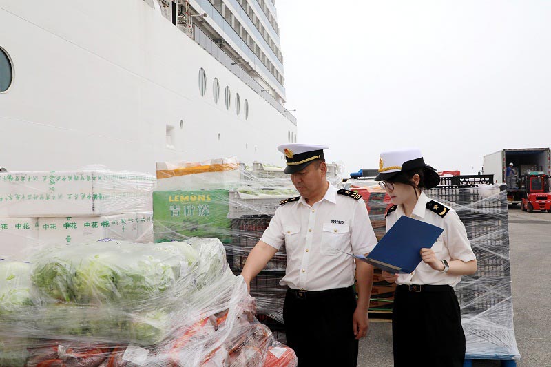 大连港湾海关关员监管邮轮供应物资