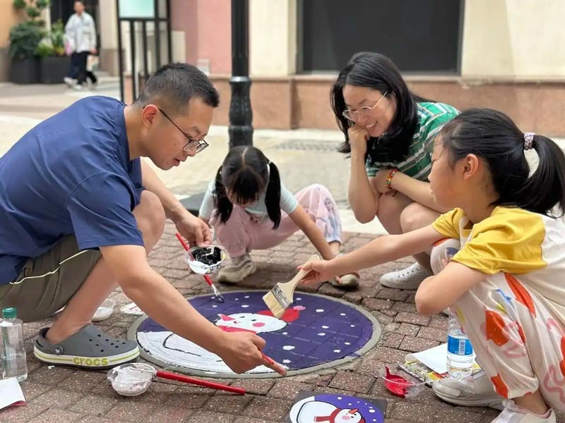 天津港保税区举办“职工亲子井盖绘画”活动 天津港保税区举办“职工亲子井盖绘画”活动