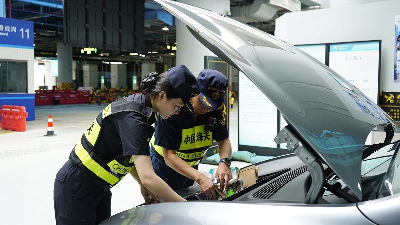 关员在横琴口岸客货车“粤澳联合一站式”车道开展现场监管 关员在横琴口岸客货车“粤澳联合一站式”车道开展现场监管