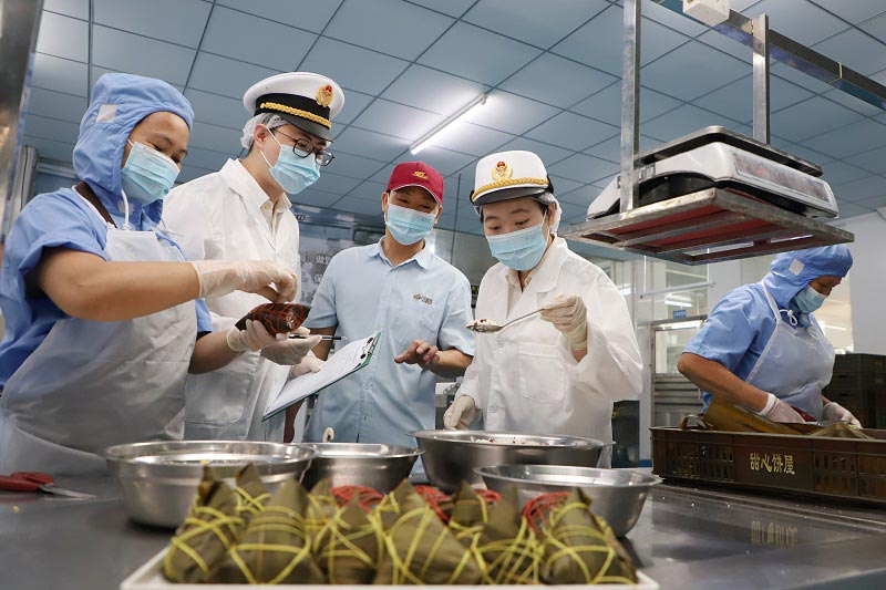 关员对出口粽子开展日常监管