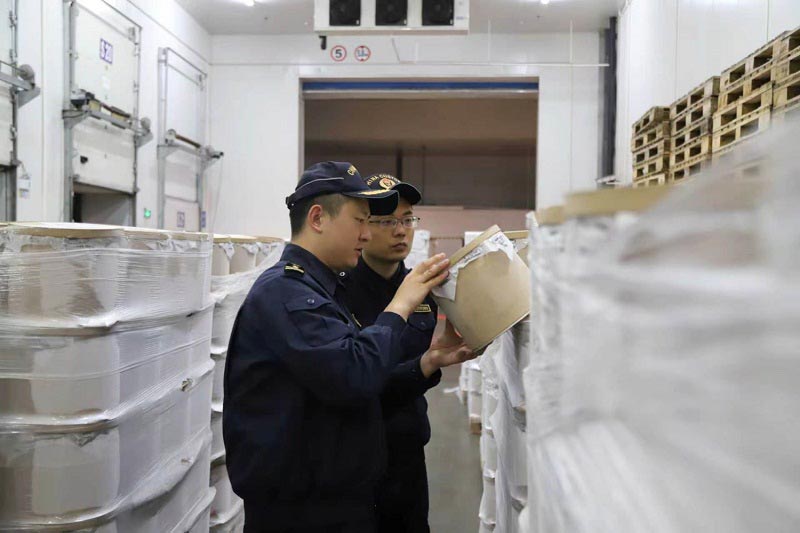 关员对一票进口冰淇淋进行标签查验 关员对一票进口冰淇淋进行标签查验