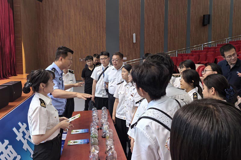 关员向学生介绍新型毒品危害