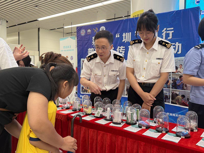 关员在莲塘口岸入境大厅开展禁毒宣传