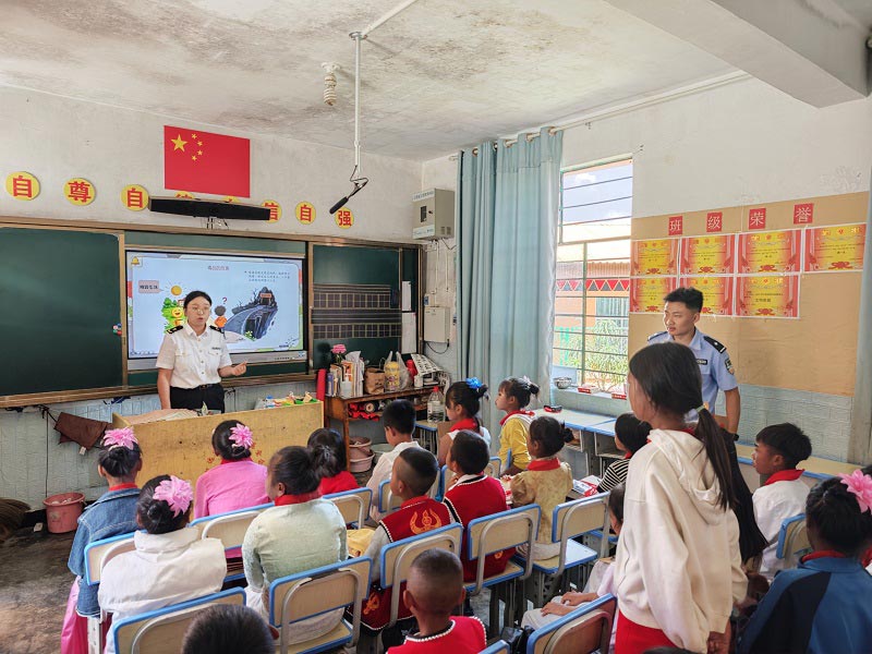 沧源海关在上永和国门小学与学生们进行禁毒知识问答互动