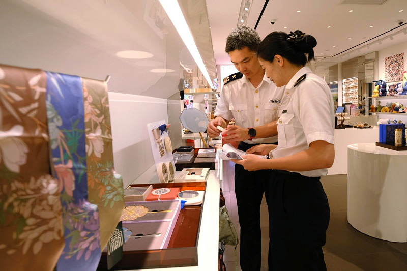 广州海关关员对口岸免税销售“国潮”商品进行监管