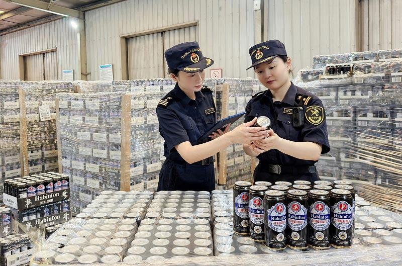 关员对进口啤酒进行现场查验 关员对进口啤酒进行现场查验