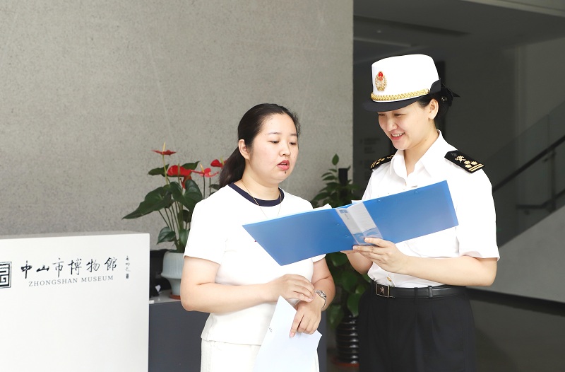 关员在宣讲暂时进出境政策,提醒复运出境注意事项 关员在宣讲暂时进出境政策,提醒复运出境注意事项