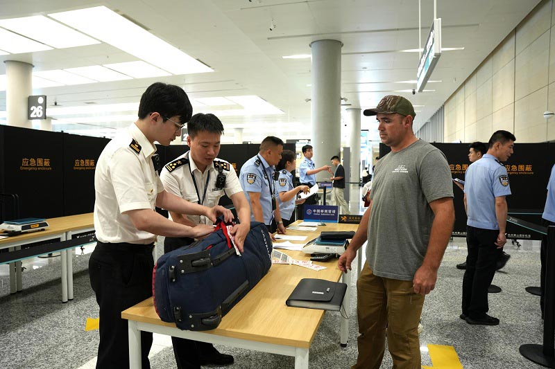 关员对参赛人员枪弹进行查验 关员对参赛人员枪弹进行查验
