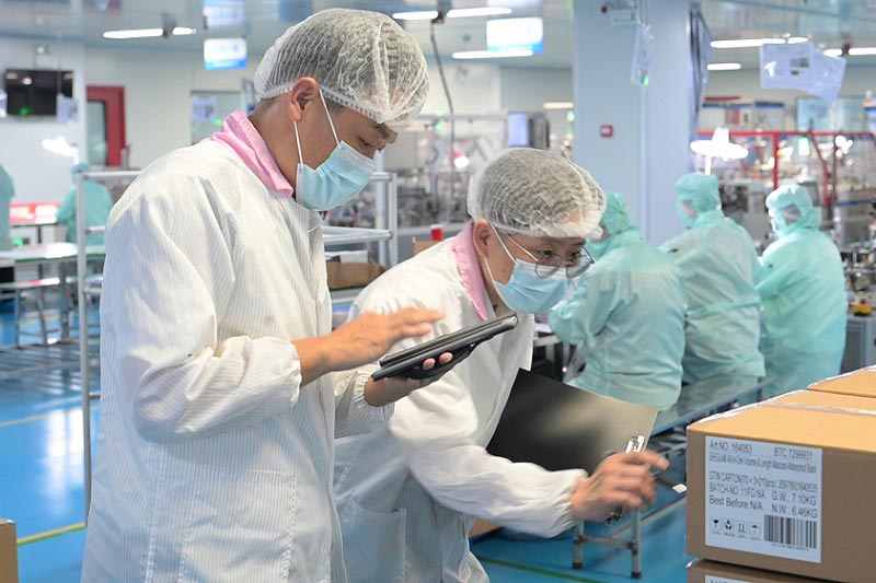 关员对出口化妆品企业进行现场监管 关员对出口化妆品企业进行现场监管
