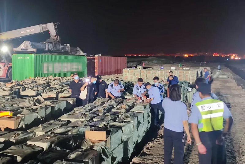 查获出口伪瞒报烟花爆竹现场