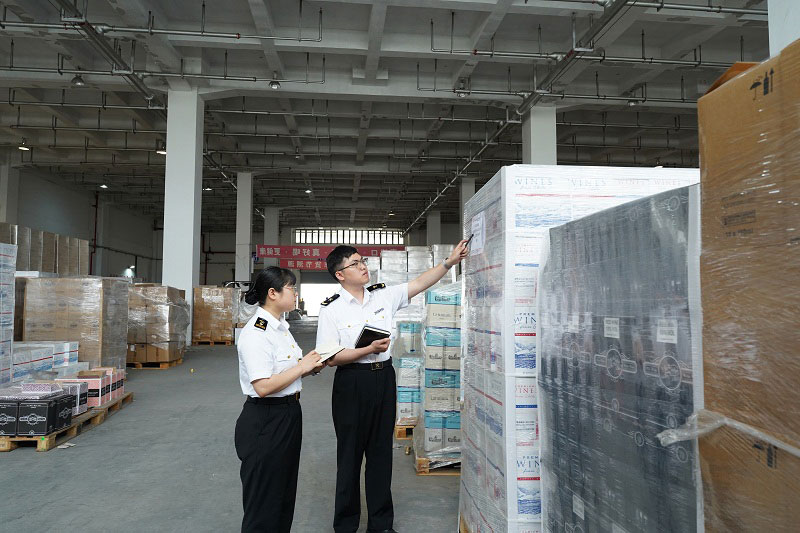 关员在综保区仓库现场核验货物,保障台风后供应链快速复苏 关员在综保区仓库现场核验货物,保障台风后供应链快速复苏