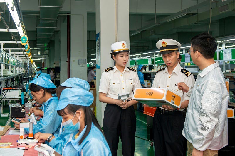 关员到AI显微镜出口企业开展现场调研 关员到AI显微镜出口企业开展现场调研