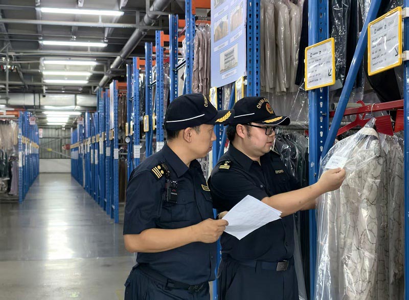 黄浦海关关员赴企业仓库,对享受首发经济“白名单”政策的进口服装开展属地查检工作 黄浦海关关员赴企业仓库,对享受首发经济“白名单”政策的进口服装开展属地查检工作