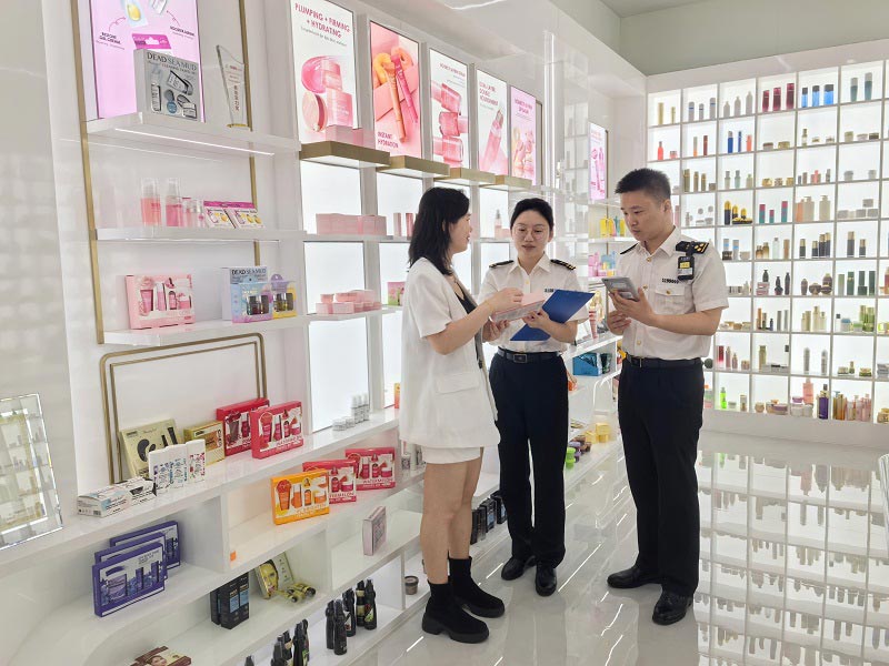 关员到出口化妆品企业调研 关员到出口化妆品企业调研