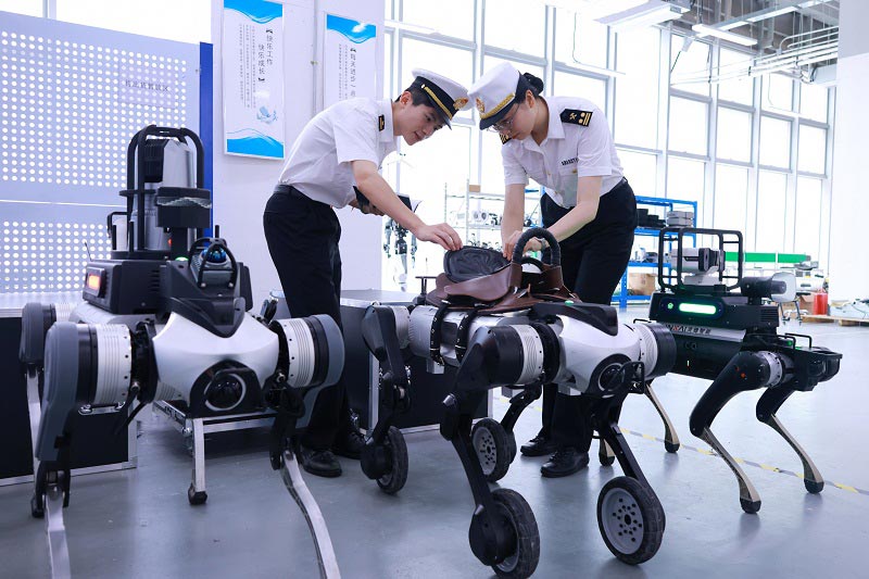 关员到辖区机器人生产企业开展调研