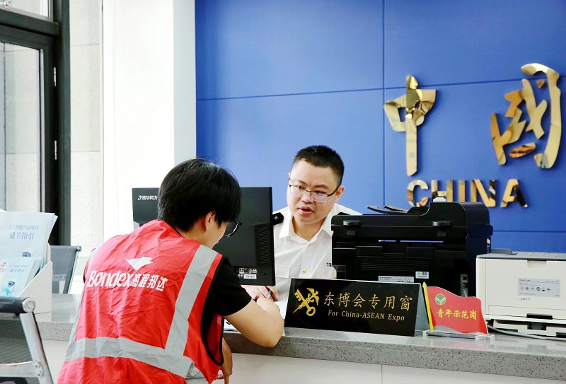 关员为企业解读进境展览品通关政策及解答进境展品申报相关疑问