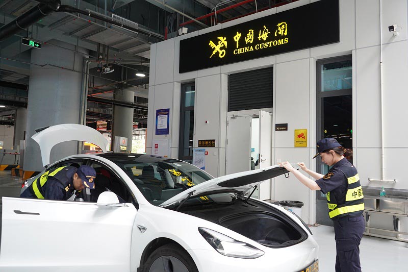 关员在横琴口岸客货车“粤澳联合一站式”通道开展现场监管 关员在横琴口岸客货车“粤澳联合一站式”通道开展现场监管