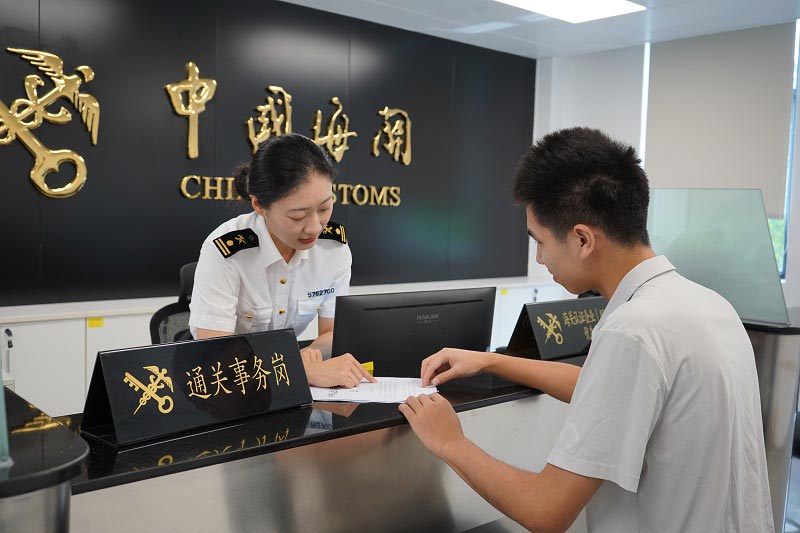 关员对企业开展现场政策宣介 关员对企业开展现场政策宣介
