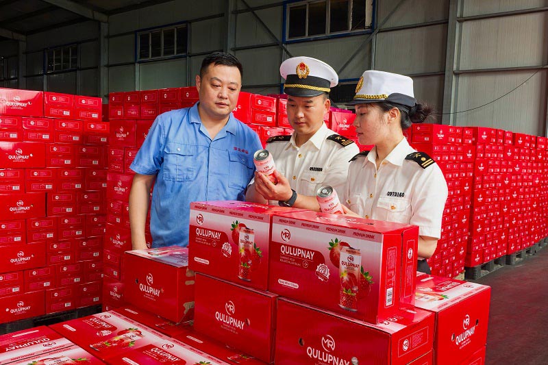 关员对出口果汁产品开展现场监管 关员对出口果汁产品开展现场监管