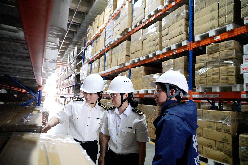 关员对出口拼箱仓库开展巡查