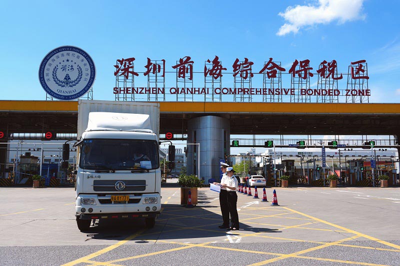 关员在前海综合保税区闸口对出区货车开展监管 关员在前海综合保税区闸口对出区货车开展监管