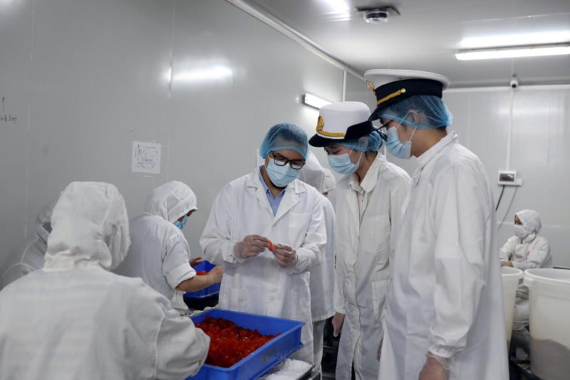 关员到月饼出口企业调研 关员到月饼出口企业调研