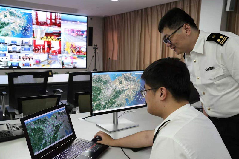 宁波海关关员借助智慧物流平台开展途中监管 宁波海关关员借助智慧物流平台开展途中监管