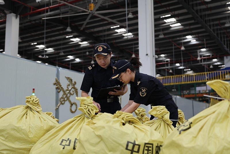 关员在对跨境电商出口包裹进行检查 关员在对跨境电商出口包裹进行检查