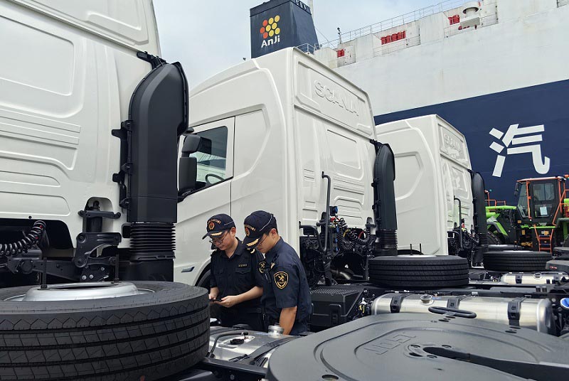 南沙海关关员对出口汽车进行监管 南沙海关关员对出口汽车进行监管