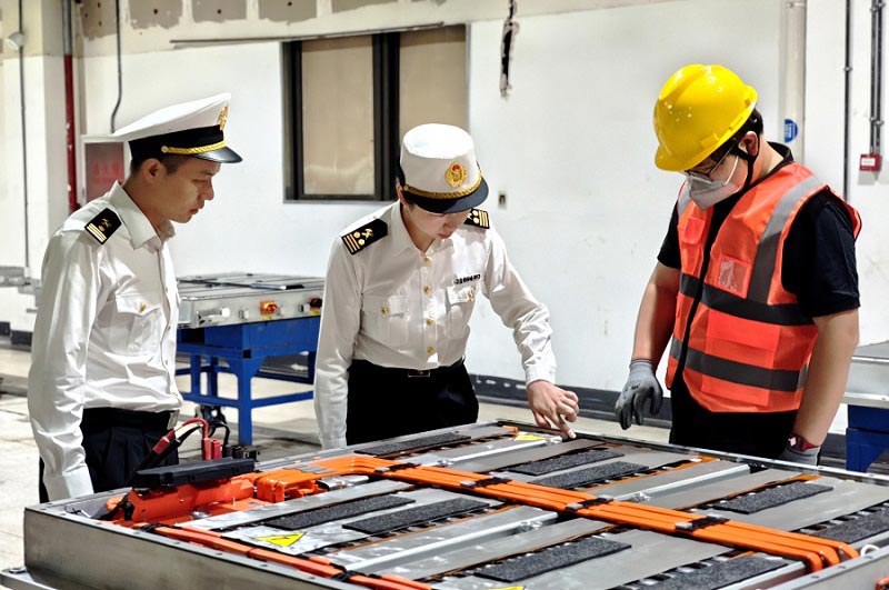 关员对首票新能源汽车动力电池保税维修业务进行现场监管 关员对首票新能源汽车动力电池保税维修业务进行现场监管