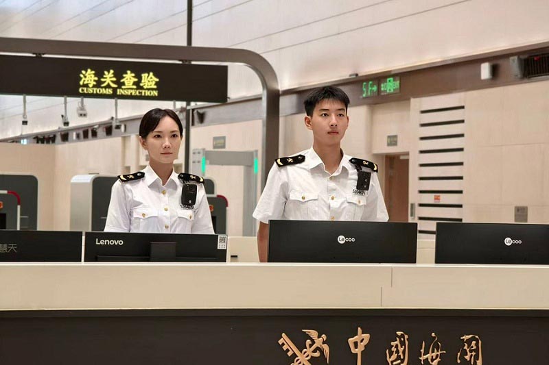 新皇岗口岸开通首日关员在新皇岗口岸旅检通道开展监管 新皇岗口岸开通首日关员在新皇岗口岸旅检通道开展监管