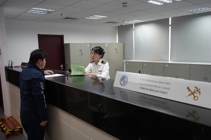 关员在进博会海关专用窗口前解答企业咨询
