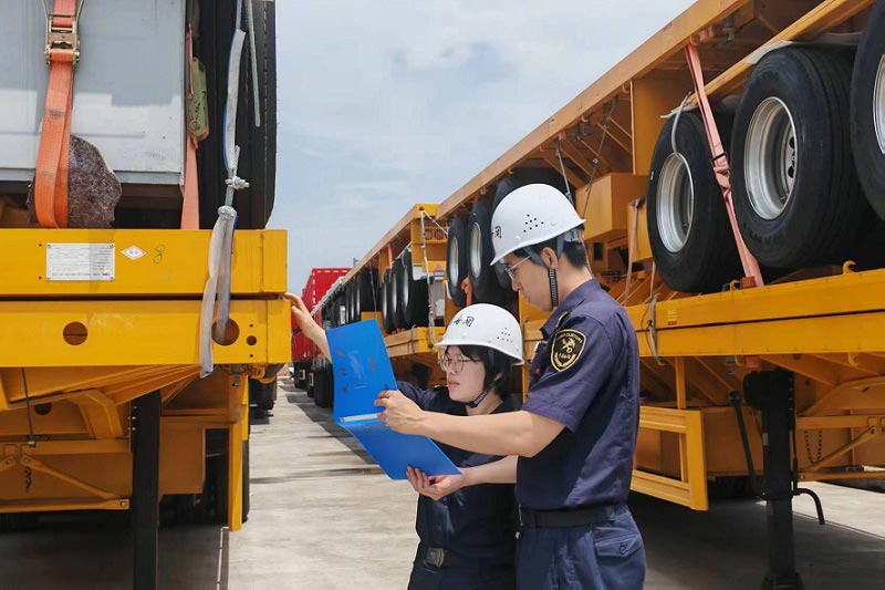 烟台海关驻港口办事处关员对出口件杂货进行现场查验 烟台海关驻港口办事处关员对出口件杂货进行现场查验