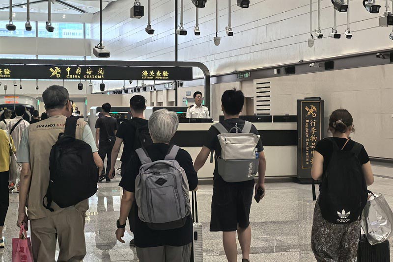 新皇岗口岸开通首日，旅客经新皇岗口岸有序通关