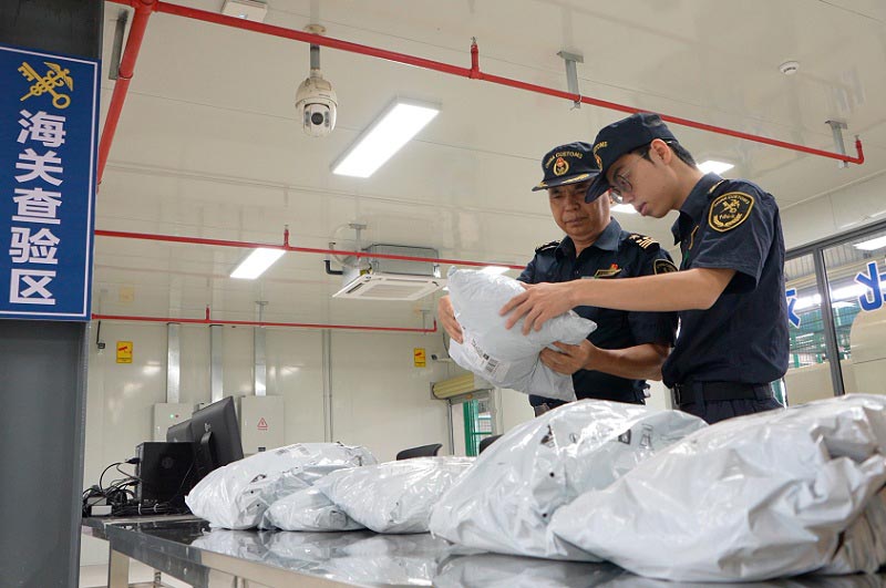 关员在大旺国际货站对出口货物进行监管 关员在大旺国际货站对出口货物进行监管