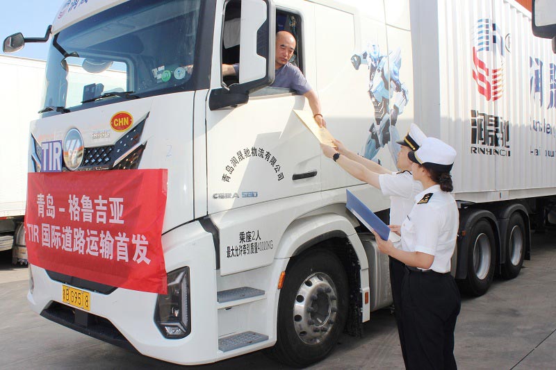关员现场监管TIR国际公路运输车辆 关员现场监管TIR国际公路运输车辆