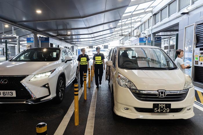 关员快速验放“北上“单牌车 关员快速验放“北上“单牌车