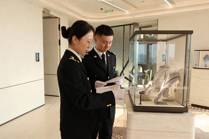 关员对豫园保税仓库内预展货物进行现场检查 关员对豫园保税仓库内预展货物进行现场检查