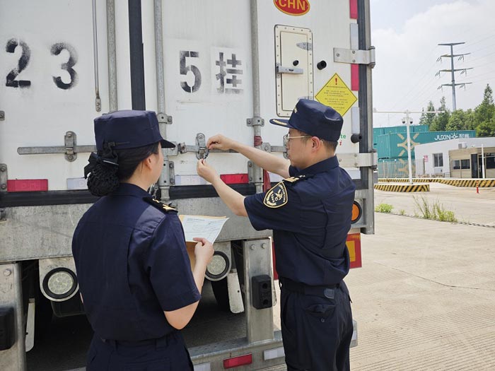 温州海关关员对TIR车辆进行施封 温州海关关员对TIR车辆进行施封